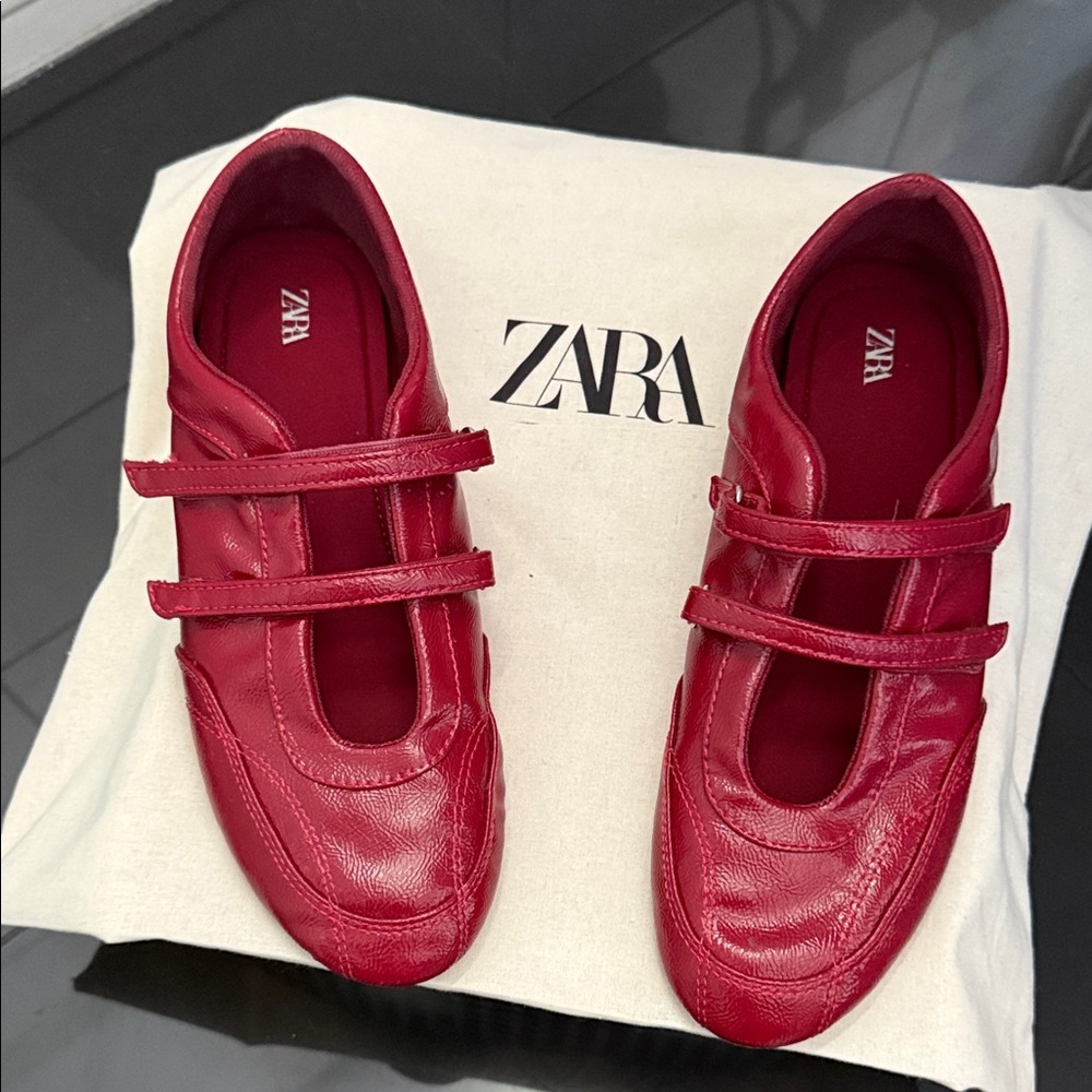 Zara Women's Vibrant Red Flats